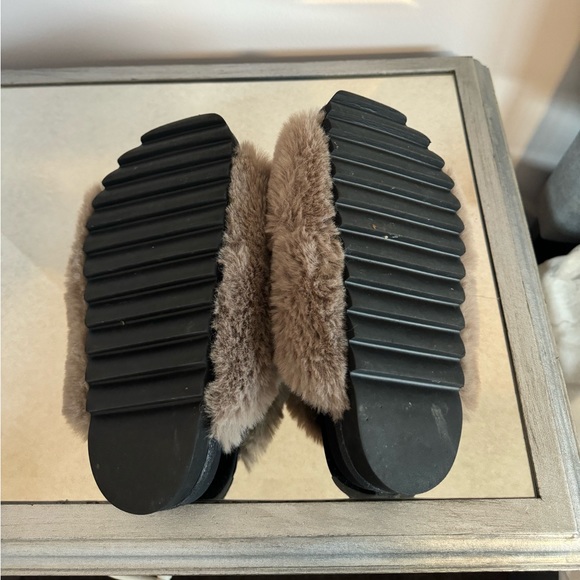 ROAM Cloud Slippers Taupe Faux Fur Slides - Picture 3 of 4